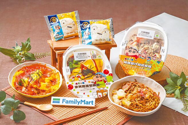 全家還原《蠟筆小新》卡通裡的3款美食，包括「今天吃蛋包飯喔」89元、「秘傳醬汁日式炒麵」99元、「小白鹽味飯糰」23元。（全家提供）