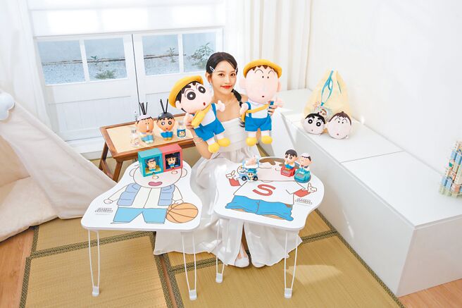 蠟筆小新與朋友阿呆登上7-11全店精品舞台，18日起開賣逾40款限量周邊。（7-11提供）