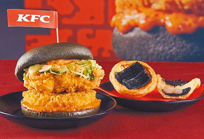 肯德基攜《名偵探柯南》打造「闇黑魚子海陸Q蝦堡」、「闇黑芝麻蛋撻」。（肯德基提供）