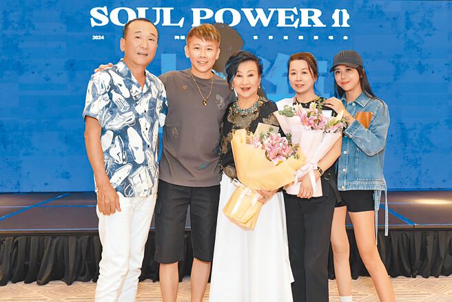 陶喆（左二）上海開唱，媽媽王復蓉（中）、老婆Penny（右）及岳父岳母都到場觀看演出。（偉大文化提供）