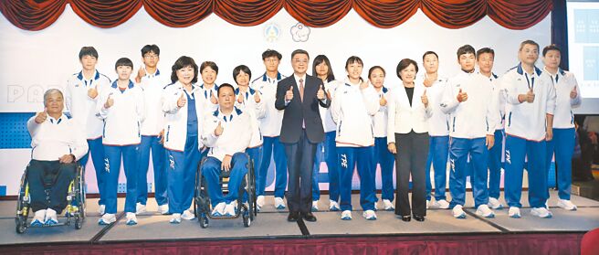 行政院长卓荣泰（前排中）及副院长郑丽君（前排右三）11日出席2024巴黎帕运会代表团返国餐会，并与选手合影留念。（范扬光摄）