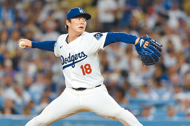 日本强投山本由伸伤癒归队4局狂飙8次三振，可惜道奇被小熊逆袭吞2连败。（路透）
