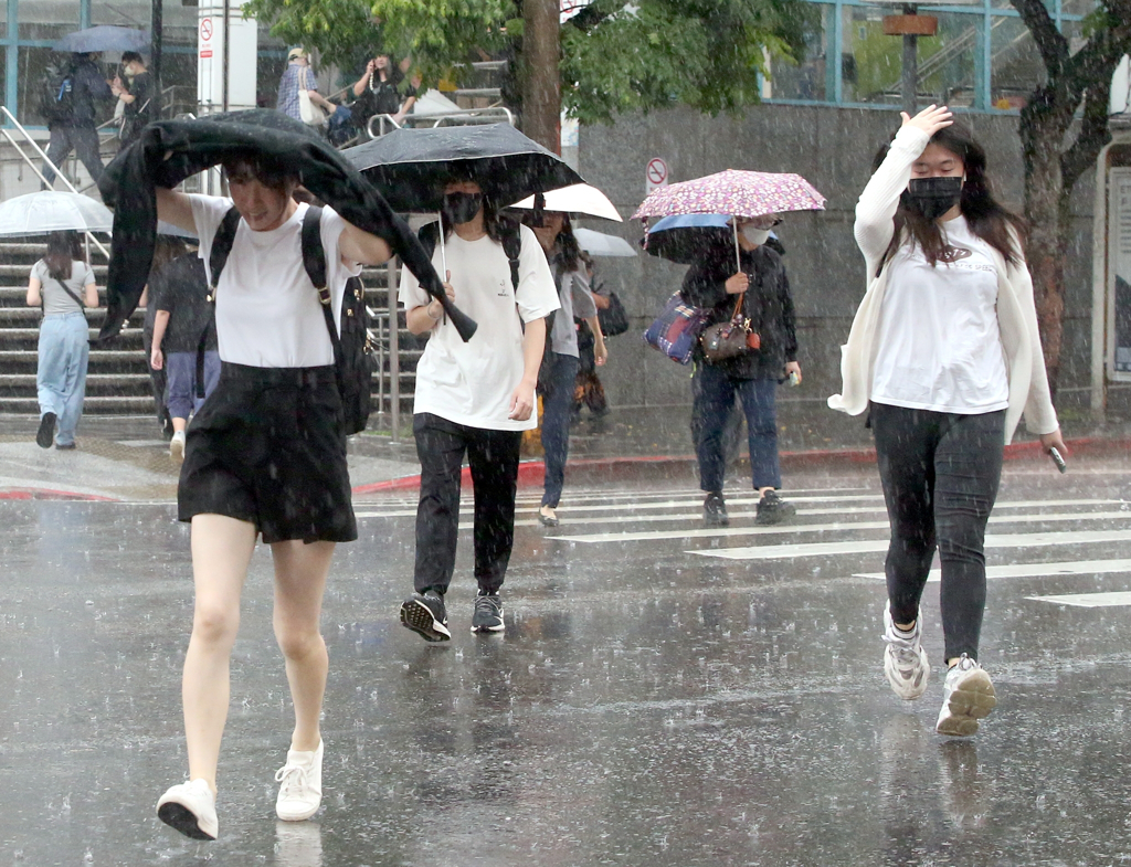 大雷雨轟4地！國家警報響 6縣市大雨下到晚上