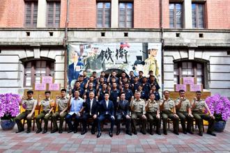 總統府副秘書長慰問憲兵211營 祝秋節愉快頒發加菜金及禮盒