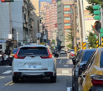 為閃車被迫壓雙黃線挨罰 北市民眾怒陳情 交工處允諾調整