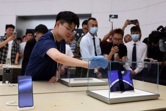 美科技封鎖失靈？華為三摺手機叫陣蘋果 外媒曝背後重大意義