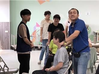 全盲志工開課教按摩 陳柏毓樂觀面對人生：以後換我幫別人