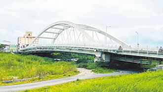 台東 新豐里橋落漆 廠商挨批急修復