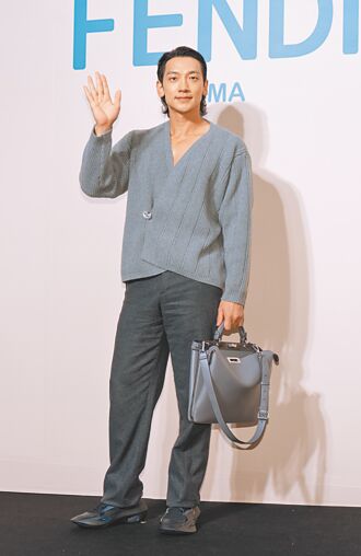 Rain挺FENDI秀中文