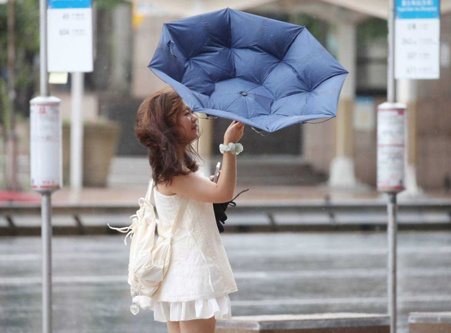 周末受貝碧佳颱風外圍環流影響，中部以北及花東地區有雨，午後西半部留意大雨。（劉宗龍攝）