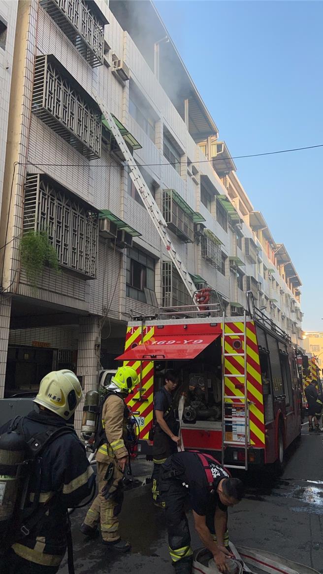 消防到场抢救。（翻摄照片／高雄洪靖宜传真）