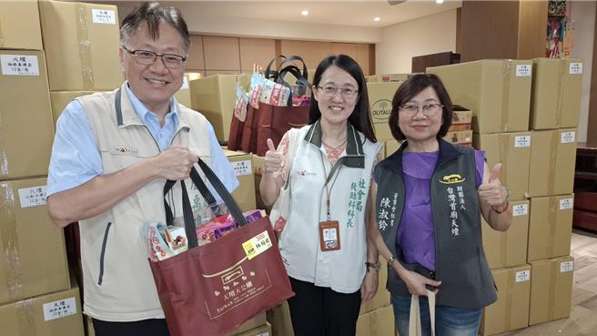 天壇連續捐助普渡品給實物銀行，台南市社會局長盧禹璁（左一）稱讚天壇有愛的宗教。（程炳璋攝）