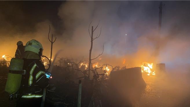 疑似因为有住户在一旁燃烧垃圾加上风大而引起，造成空地上83辆机车烧得只剩支架、1辆机车半毁。（消防局提供／廖姮玥桃园传真）