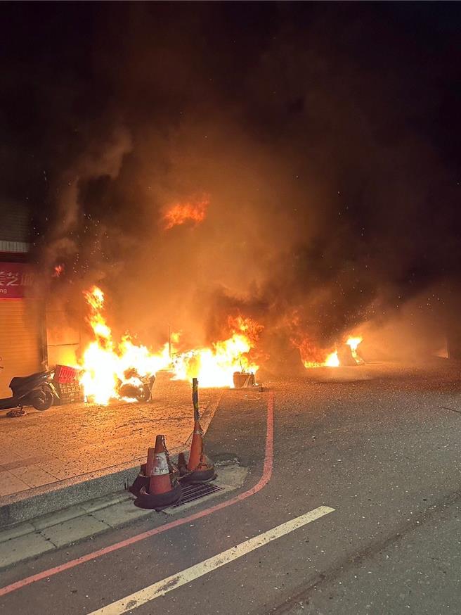 现场火势猛烈岛83辆机车全毁、1辆机车半毁。（消防局提供／廖姮玥桃园传真）