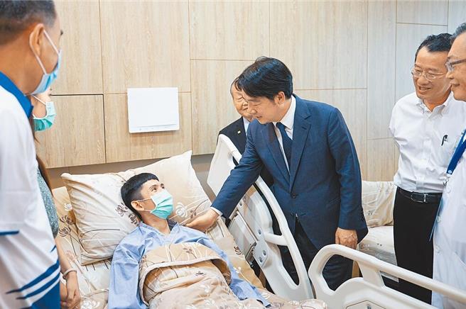 賴清德總統11日前往台中梧棲童綜合醫院，探視幻象戰機飛官謝沛勳。（總統府提供／張妍溱台中傳真）