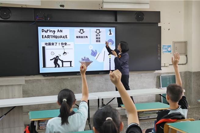 雲林縣國中小本學年度起使用智慧水洗黑板，影片也可以在黑板上播放；適逢國家災防日到來，防災影片是全縣第一支同步播放的檔案。（周麗蘭攝）