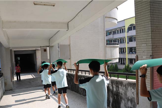 雲林國中學生示範如何在地震時應變。（周麗蘭攝）