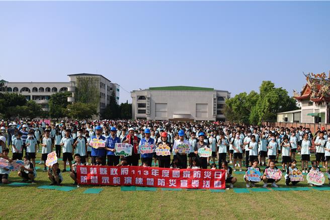 雲林縣長張麗善（中戴紅安全帽者）驗收雲林國中防震教育的成果。（周麗蘭攝）