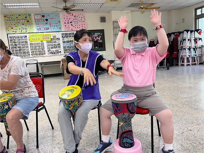 伊甸基金会香柏树日照学员亚君（右一）为快闪表演认真练习非洲鼓。（伊甸提供／洪荣志台南传真）