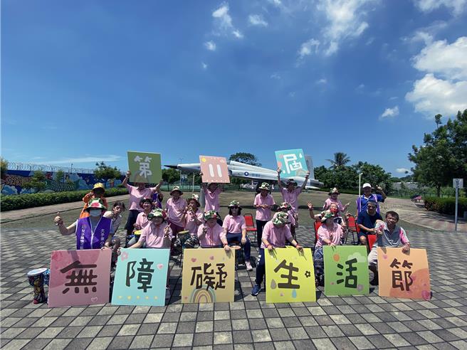 伊甸基金会香柏树日间照护与南区大恩社区发展协会志工团13日在大恩公园举办「非洲鼓快闪一夏」表演活动，为第11届无障碍生活节揭开序幕。（伊甸提供／洪荣志台南传真）