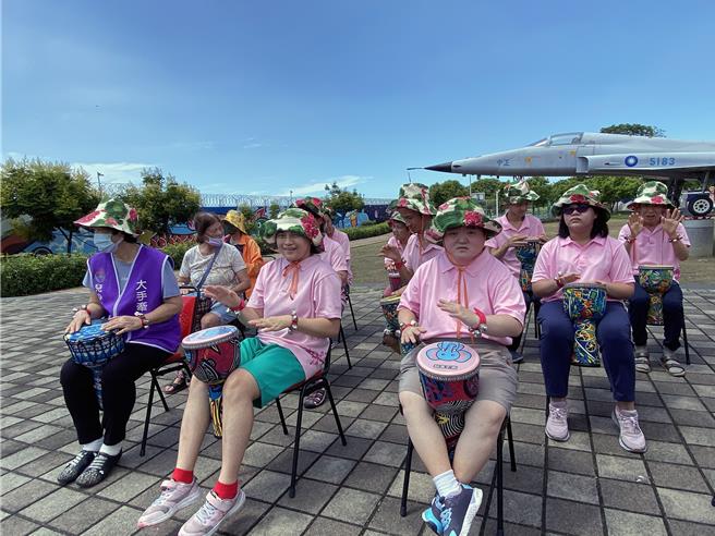 伊甸身障青年亚君（前排右一）与其他学员13日在大恩公园参与「非洲鼓快闪一夏」表演活动。（伊甸提供／洪荣志台南传真）