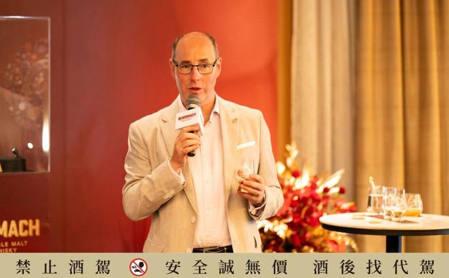 百樂門近日推出珍稀50年單一麥芽威士忌，世家傳人Stephen Rankin親訪台灣。（Benromach提供）