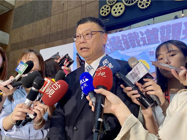 台鐵公司董事長杜微13日回應年節獎金現金變禮券爭議。（蔡明亘攝）