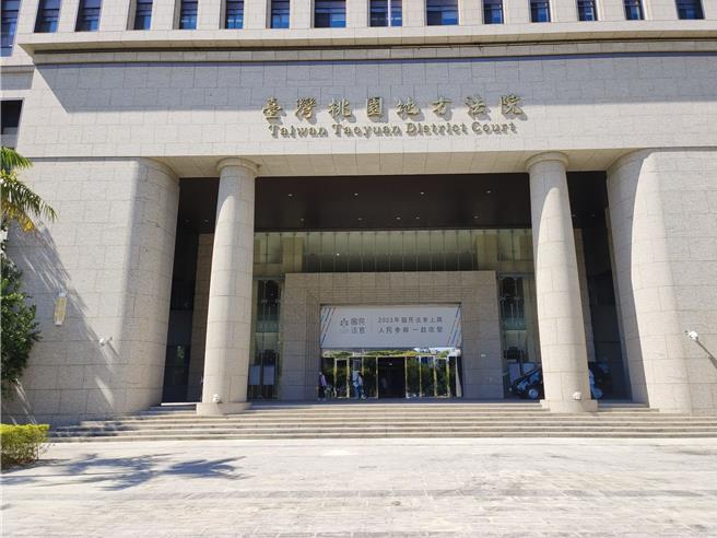 褚姓男子今年1月17日酒後開車上路，在桃園觀音撞死古姓機車騎士，還肇事逃逸。桃園地檢署依公共危險等罪嫌起訴。此案本應由國民法官審理，不過桃園地方法院考量褚與死者家屬和解，並徵得家屬同意裁定不行國民參與審判。將他依公危等罪判處6年8月有期徒刑，可上訴。（賴佑維攝）