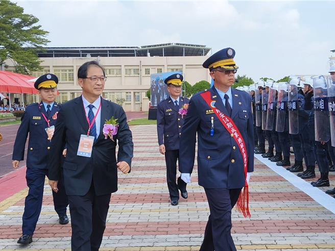 法务部长郑铭谦今天到嘉义监狱校阅靖安小组后即匆匆离开。（廖素慧摄）