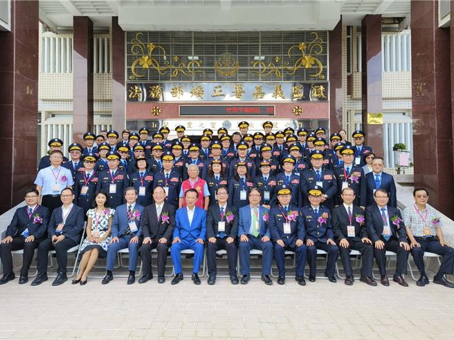 法务部长郑铭谦今天到嘉义监狱，与县长翁章梁、嘉监官员大合照。（廖素慧摄）