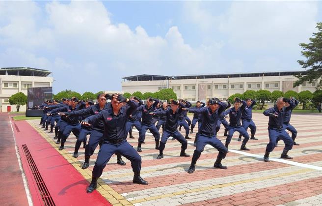 矫正署靖安小组第14期成果总验收，操演各式镇暴术。（廖素慧摄）