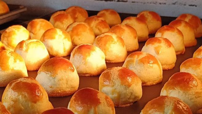 中秋節將至，月餅、蛋黃酥等賞月糕點也進入熱賣期。（摘自小丞事臉書）