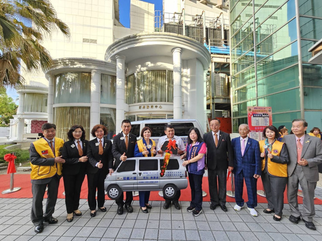 捐赠仪式现场贵宾云集，由300A-2区总监黄朝庆、秘书长刘云芳、新北市社福局副局长吴淑芳女士等出席。(松鹤狮子会提供)
