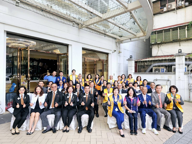 捐赠仪式现场贵宾云集，由300A-2区总监黄朝庆、秘书长刘云芳、新北市社福局副局长吴淑芳女士等出席。(松鹤狮子会提供)