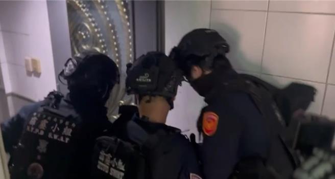警方破门攻坚。（新北刑大提供）