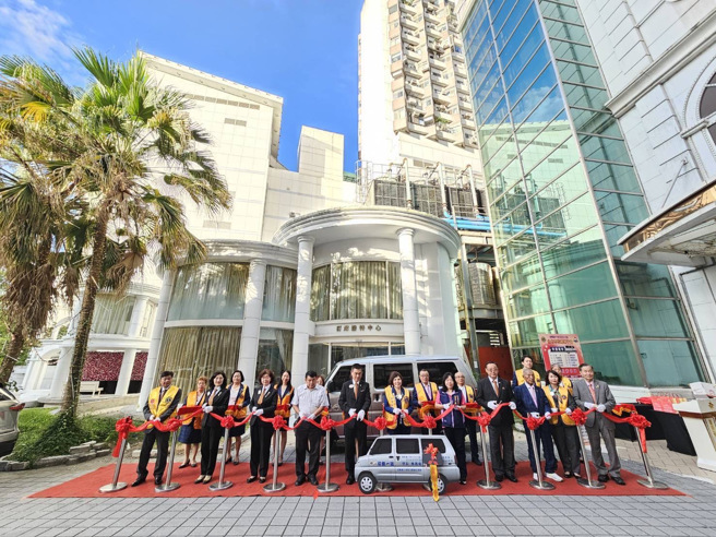 捐赠仪式现场贵宾云集，由300A-2区总监黄朝庆、秘书长刘云芳、新北市社福局副局长吴淑芳女士等出席。(松鹤狮子会提供)