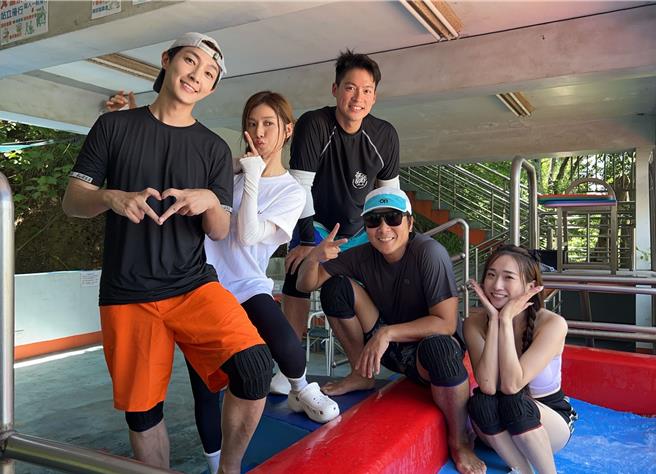 炎亚纶（左起）、蔡黄汝、许孟哲、王仁甫、Una。（中视提供）