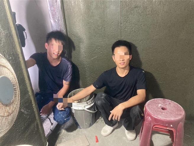 越南藉失聯移工阿丁（右），酷似韓劇《淚之女王》的韓星金秀賢，近日在新竹市某工地貼磁磚遭移民署新竹市專勤隊查獲。（新竹市專勤隊提供／陳育賢新竹傳真）