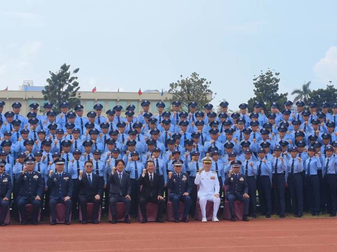賴清德與國防部長顧立雄、陸軍司令鍾樹明、海軍司令唐華、空軍司令劉任遠等人與官校學生合影。(林雅惠攝)