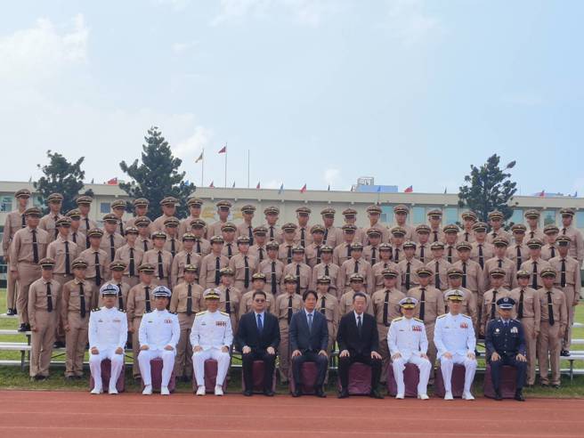 賴清德與國防部長顧立雄、陸軍司令鍾樹明、海軍司令唐華、空軍司令劉任遠等人與官校學生合影。(林雅惠攝)
