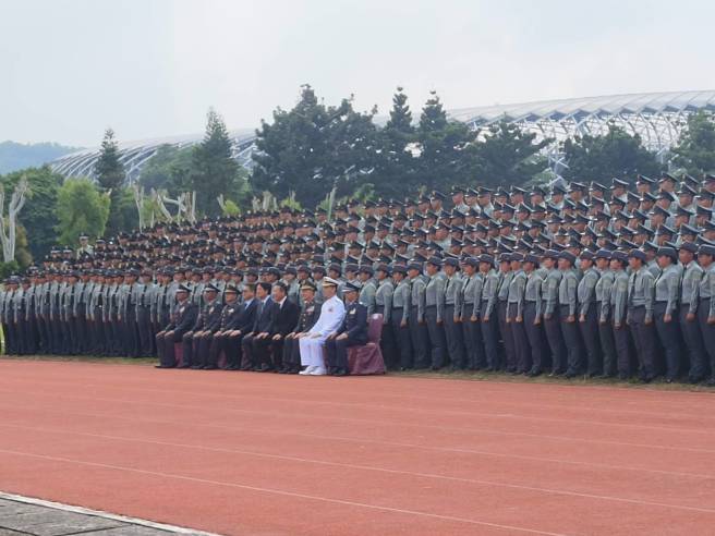 賴清德與國防部長顧立雄、陸軍司令鍾樹明、海軍司令唐華、空軍司令劉任遠等人與官校學生合影。(林雅惠攝)