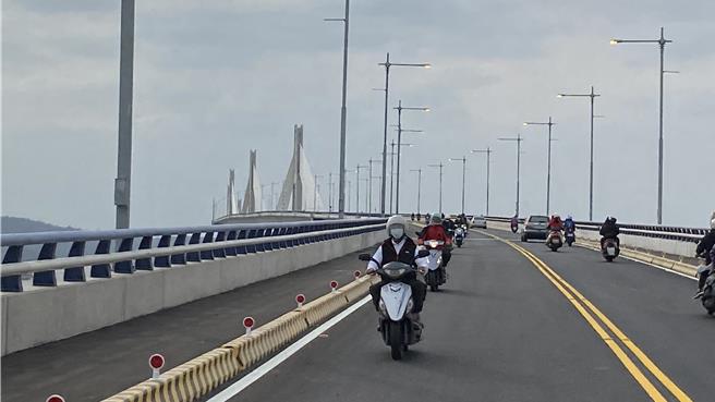 金門大橋規畫主要為「3分交通、7分觀光」的功能，設計「人行道」供民眾運動休閒觀光，而未置有「機車專用道」，以至於汽、機車混合爭道時而發生交通意外。（于家麒攝）