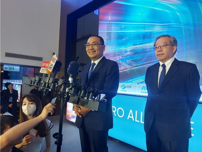 新北市長侯友宜（左）13日會後受訪，右則為捷運聯盟召集人林祐賢。（張鎧乙攝）