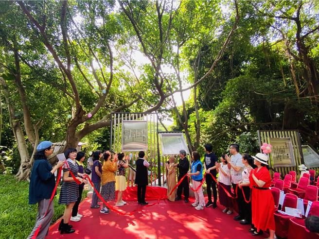 八卦山文學步道13日舉辦第14座詩亭揭幕儀式，緬懷跨語世代詩人林亨泰。（孫英哲攝）