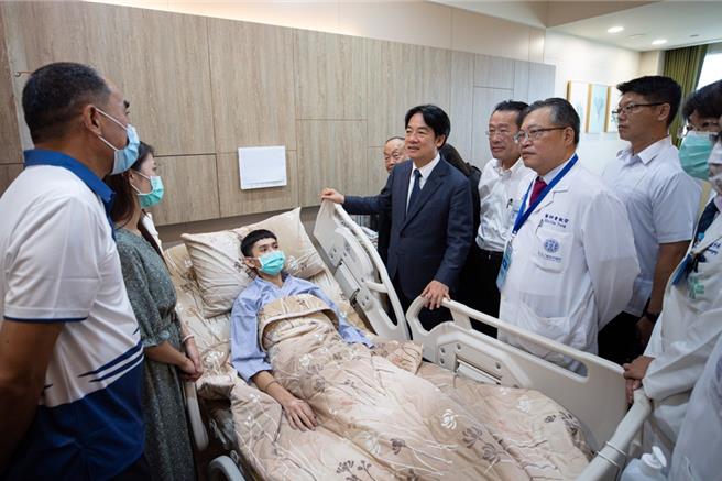 賴清德總統11日上午探視受傷飛官謝沛勳上尉。（總統府提供）