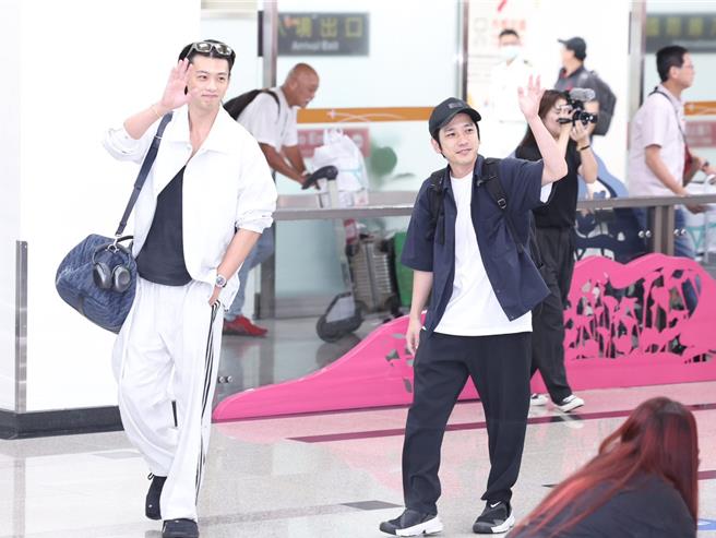 二宫和也（右）和竹内凉真帅气抵台。（杜宜谙摄）