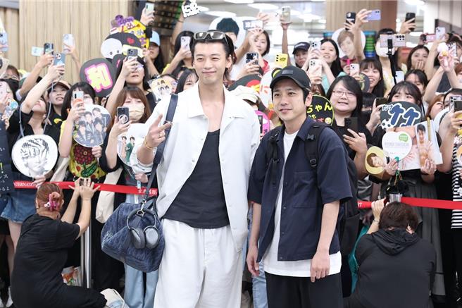 二宫和也（右）和竹内凉真一黑一白现身。（杜宜谙摄）