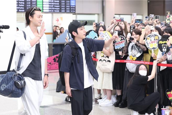 二宫和也（右）和竹内凉真亲切和粉丝挥手打招呼。（杜宜谙摄）