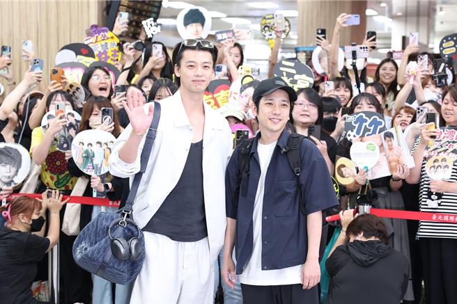 二宫和也（右）和竹内凉真形成「最萌身高差」。（杜宜谙摄）