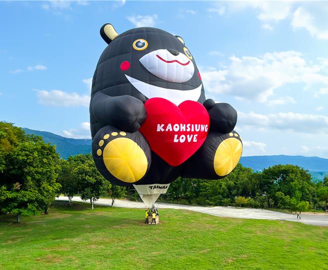 「2024高雄愛．月熱氣球」即將於9月14、15日登場，今年的新面孔熱氣球揭曉，超吸睛的「高雄熊」造型熱氣球將首度在遊客面前亮相，預計9月14日在愛河畔首飛。（高市府觀光局提供／洪浩軒高雄傳真）